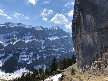 Fuessler uçurum veya Fuessler-Felsen (Fuessler-Felsen veya Fuessler-Felsen) Ebenalp alp tepe ve Appenzellerland bölgesinde - Appenzell Innerrhoden Kantonu (Ai), İsviçre
