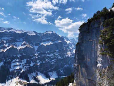Fuessler uçurum veya Fuessler-Felsen (Fuessler-Felsen veya Fuessler-Felsen) Ebenalp alp tepe ve Appenzellerland bölgesinde - Appenzell Innerrhoden Kantonu (Ai), İsviçre