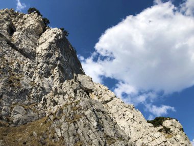 Fuessler uçurum veya Fuessler-Felsen (Fuessler-Felsen veya Fuessler-Felsen) Ebenalp alp tepe ve Appenzellerland bölgesinde - Appenzell Innerrhoden Kantonu (Ai), İsviçre