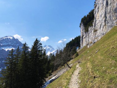 Alpstein sıradağları ve Appenzellerland bölgesinde Ascher uçurumu veya Ascher-Felsen (Aescher-Felsen) - Appenzell Innerrhoden Kantonu (Ai), İsviçre