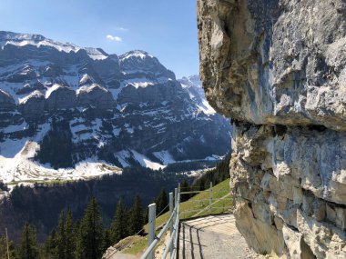 Alpstein sıradağları ve Appenzellerland bölgesinde Ascher uçurumu veya Ascher-Felsen (Aescher-Felsen) - Appenzell Innerrhoden Kantonu (Ai), İsviçre