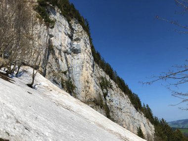 Alpstein sıradağları ve Appenzellerland bölgesinde Ascher uçurumu veya Ascher-Felsen (Aescher-Felsen) - Appenzell Innerrhoden Kantonu (Ai), İsviçre