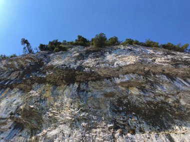 Alpstein sıradağları ve Appenzellerland bölgesinde Ascher uçurumu veya Ascher-Felsen (Aescher-Felsen) - Appenzell Innerrhoden Kantonu (Ai), İsviçre