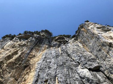 Alpstein sıradağları ve Appenzellerland bölgesinde Ascher uçurumu veya Ascher-Felsen (Aescher-Felsen) - Appenzell Innerrhoden Kantonu (Ai), İsviçre