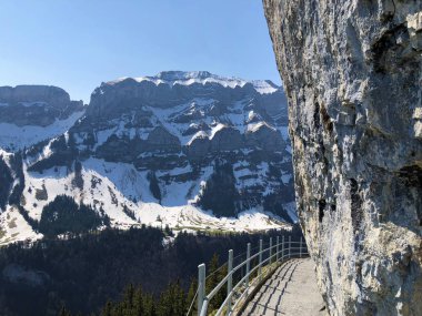 Alpstein sıradağları ve Appenzellerland bölgesinde Ascher uçurumu veya Ascher-Felsen (Aescher-Felsen) - Appenzell Innerrhoden Kantonu (Ai), İsviçre