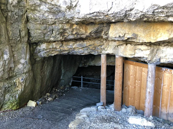 Cuevas Prehistóricas Wildkirchli Morir Wildkirchlihoehle Hohlebare Hoehlebaere Eesidle Cordillera Alpstein — Foto de Stock