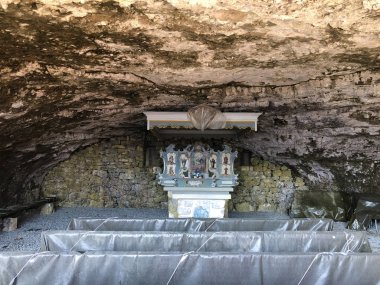 Alpstein sıradağları ve Appenzellerland bölgesinde St Michael veya Wildkirchli oder St Michaels Kapelle Şapeli - Appenzell Innerrhoden Kantonu (Ai), İsviçre