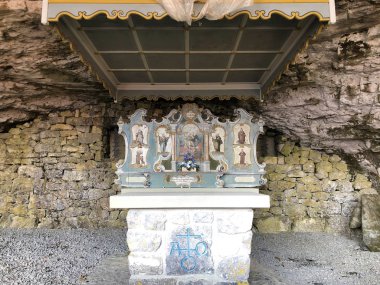 Alpstein sıradağları ve Appenzellerland bölgesinde St Michael veya Wildkirchli oder St Michaels Kapelle Şapeli - Appenzell Innerrhoden Kantonu (Ai), İsviçre