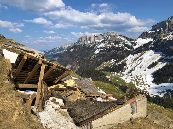 Schade Aan Bergboerderijen Als Gevolg Van Besneeuwde Lawines Regio Appenzellerland — Stockfoto