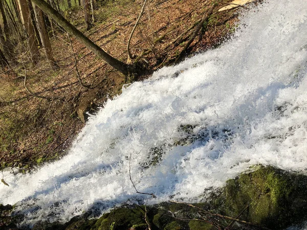 Fuente Suministro Agua Tschuder Con Cascada Manantial Kárstico Karstquelle Tschuder —  Fotos de Stock