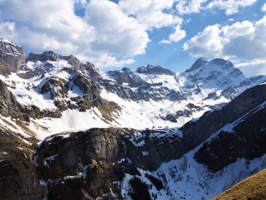 Alp zirveleri Hunstein, Botzelchopf veya Boetzelchopf, Falenschafberg veya Faelenschafberg, Falenturm veya Faelentuerm, Altman ve Fliskopf Alpstein dağ - Appenzell Kton, İsviçre