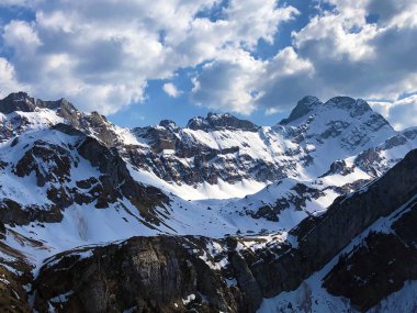 Alp tepelerinde Botzelchopf veya Boetzelchopf, Falenschafberg veya Faelenschafberg, Falenturm veya Faelentuerm, Altman ve Fliskopf Alpstein sıradağlarında - Appenzell Kantonu (Ai), İsviçre