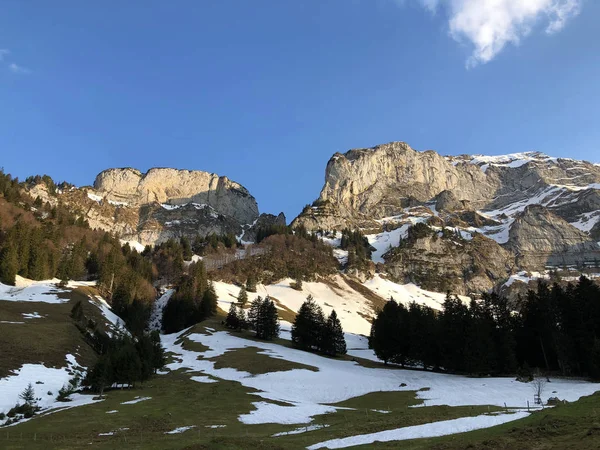 アルプシュタイン山脈とアッペンツェラーランド地域のアルパインピークボガルテンファーストとシャフベルク アッペンツェルインナーローデン の広州 スイス — ストック写真