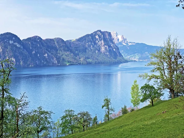 Widok Jezioro Czterech Kantonów Lub Vierwaldstaetersee Alpy Szwajcarskie Tle Szczytu — Zdjęcie stockowe
