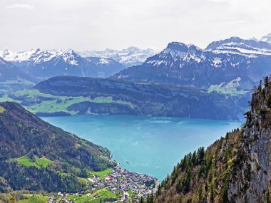 Gersauerstock zirvesinden arka planda Gersau yerleşim ve İsviçre Alpleri ile Lucerne Gölü veya Vierwaldstaetersee görünümü - Schwyz Kantonu, İsviçre