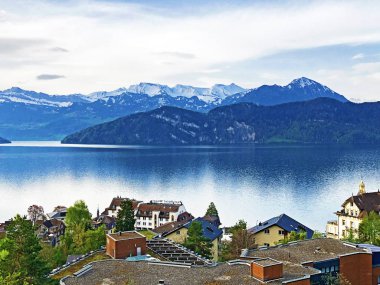 Arka planda Vitznau yerleşim ve İsviçre Alpleri ile Lucerne Gölü veya Vierwaldstaetersee Görünümü - Lucerne Kantonu, İsviçre