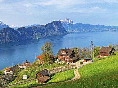 Arka planda Vitznau yerleşim ve İsviçre Alpleri ile Lucerne Gölü veya Vierwaldstaetersee Görünümü - Lucerne Kantonu, İsviçre