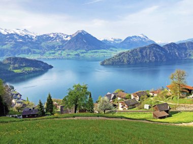 Arka planda Vitznau yerleşim ve İsviçre Alpleri ile Lucerne Gölü veya Vierwaldstaetersee Görünümü - Lucerne Kantonu, İsviçre