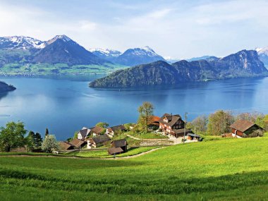 Arka planda Vitznau yerleşim ve İsviçre Alpleri ile Lucerne Gölü veya Vierwaldstaetersee Görünümü - Lucerne Kantonu, İsviçre