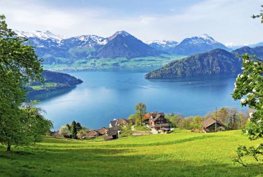 Arka planda Vitznau yerleşim ve İsviçre Alpleri ile Lucerne Gölü veya Vierwaldstaetersee Görünümü - Lucerne Kantonu, İsviçre