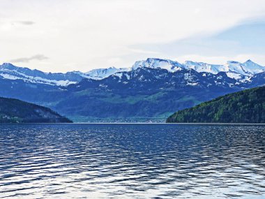 Vitznau yerleşim gölü Lucerne veya Vierwaldstaetersee ve İsviçre Alpleri bir görünüm - Lucerne Kantonu, İsviçre