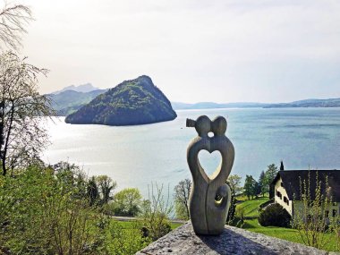 Vitznauerstock zirvesinden arka planda Lucerne Gölü veya Vierwaldstaetersee ve İsviçre Alpleri manzarası - Lucerne Kantonu, İsviçre