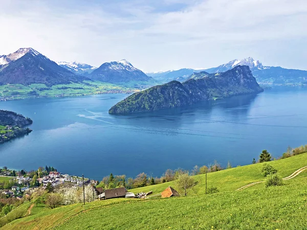 孤立した山のブルエルゲンベルクまたはブルゲンベルクとルツェルン湖に囲まれたブルゲンストックまたはブルゲンストックの頂上 ルツェルンの広州 スイス — ストック写真