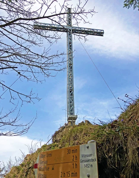 リギ山のヴィツァウアーストックまたはゲルサウアーストックの頂上に大きな金属十字架 ルツェルンとシュヴィーツ スイスの州 — ストック写真