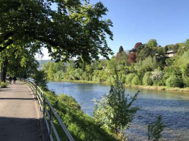 Sihlquai Caddesi'nde ve İsviçre'nin Zürih şehrinde Limmat Nehri boyunca yürüyüş parkuru
