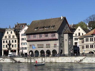 Zürih, İsviçre şehrinde Limmat nehri boyunca eski geleneksel evler ve konut binaları