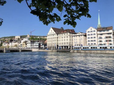 Zürih, İsviçre şehrinde Limmat nehri boyunca eski geleneksel evler ve konut binaları