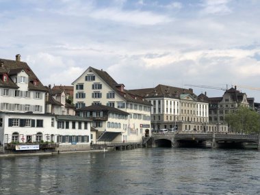 Zürih, İsviçre şehrinde Limmat nehri boyunca eski geleneksel evler ve konut binaları