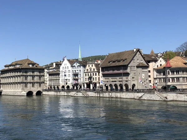 Régi Tradicionális Házak Lakóépületek Limmat Folyó Mentén Zürich Városában Svájcban — Stock Fotó