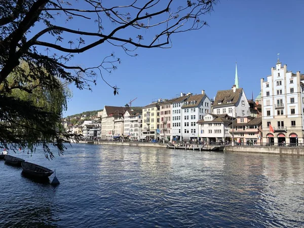 Antigas Casas Tradicionais Edifícios Residenciais Longo Rio Limmat Cidade Zurique — Fotografia de Stock