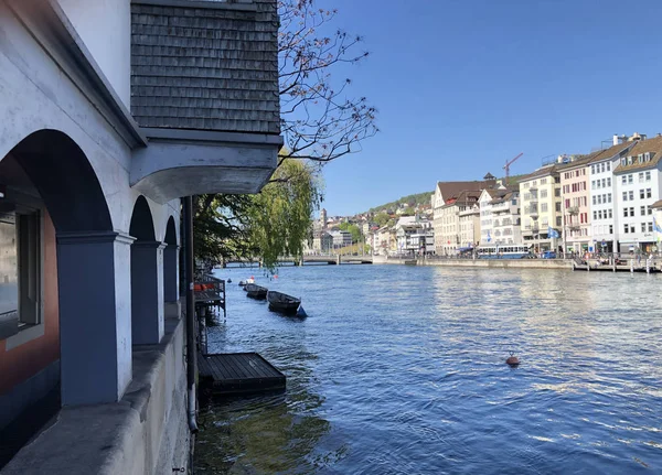 Anciennes Maisons Traditionnelles Bâtiments Résidentiels Long Rivière Limmat Dans Ville — Photo