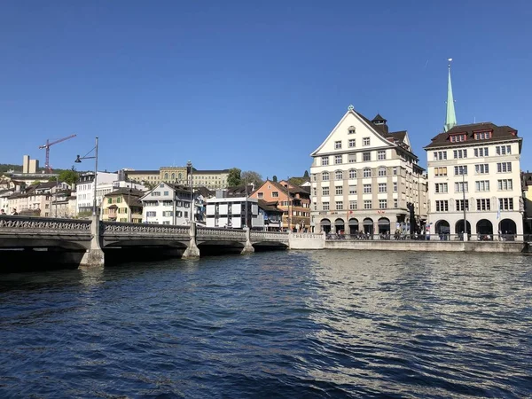 Antigas Casas Tradicionais Edifícios Residenciais Longo Rio Limmat Cidade Zurique — Fotografia de Stock