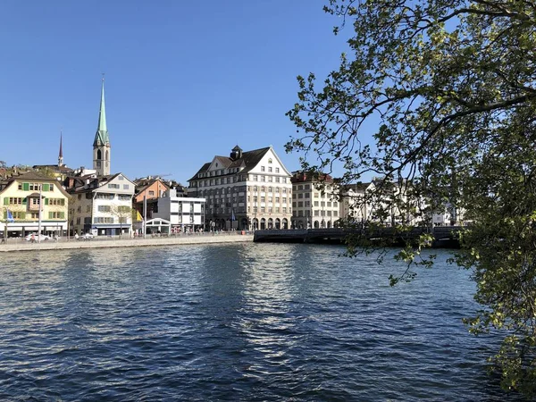 Antigas Casas Tradicionais Edifícios Residenciais Longo Rio Limmat Cidade Zurique — Fotografia de Stock