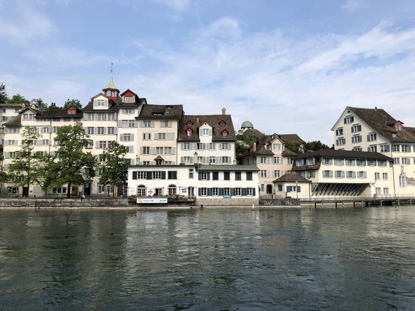 Antigas Casas Tradicionais Edifícios Residenciais Longo Rio Limmat Cidade Zurique — Fotografia de Stock