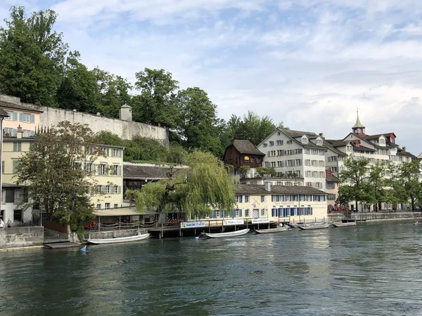 Oude Traditionele Huizen Residentiële Gebouwen Langs Rivier Limmat Stad Zürich — Stockfoto