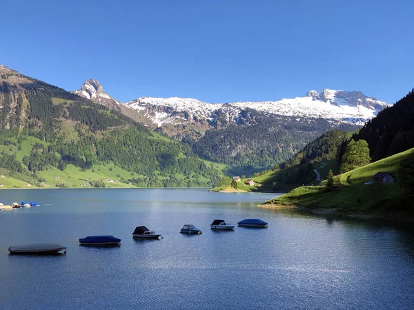 高山のワギタレル湖またはウェイギタレルゼー インナータールのボート シュヴィーツ州 スイス — ストック写真