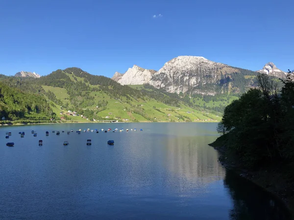 Łodzie Alpejskim Jeziorze Wagitalersee Lub Waegitalersee Innerthal Kanton Schwyz Szwajcaria — Zdjęcie stockowe
