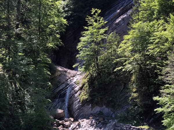 Dağ Gölü Wagitalersee Waegitalersee Innerthal Yakınlarındaki Schrahbach Schraehbach Veya Schrahbachfall — Stok fotoğraf