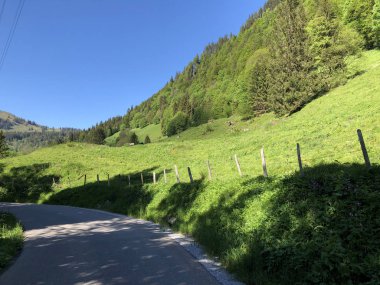 Yol ve Wagital vadisinde yürüyüş ve Wagitalersee veya Waegitalersee alp gölü, Innerthal - Schwyz Kantonu, İsviçre