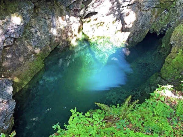 Cueva Fuente Hundsloch Por Lago Alpino Wagitalersee Waegitalersee Innerthal Cantón — Foto de Stock
