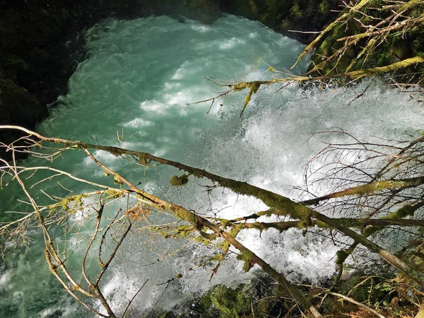 Die Höhle Und Die Quelle Hundsloch Wagitalersee Oder Waegitalersee Innerthal — Stockfoto