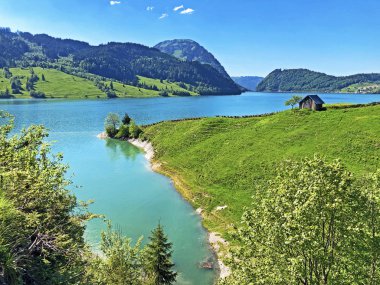 Geleneksel mimari ve tarım evi Wagital veya Waegital vadisinde ve alp wagitalersee (Waegitalersee), Innerthal - Katarakt Schwyz, İsviçre