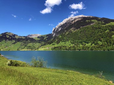 Wagital vadisi veya Waegital ve Wagitalersee alp gölü (Waegitalersee), Innerthal - Schwyz Kantonu, İsviçre üzerinde Schiberg dağı