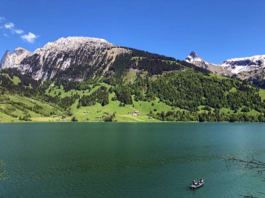 Schiberg ve Zindlenspitz Dağları vadi Wagital veya Waegital ve alp Gölü Wagitalersee (Waegitalersee), Innerthal - Karakt Schwyz, İsviçre