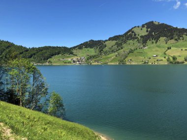 Bruschstockbugel (Brueschstockbuegel) Dağı vadi Wagital veya Waegital ve alp Gölü Wagitalersee (Waegitalersee), Innerthal - Kandon Schwyz, İsviçre