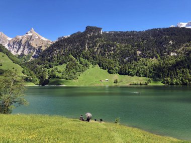 Vadinin yukarısındaki Zindlenspitz ve Himmelchopf Dağları veya Waegital Gölü ve Wagitalersee Alp Gölü (Waegitalersee), Innerthal - Schwyz Kantonu, İsviçre